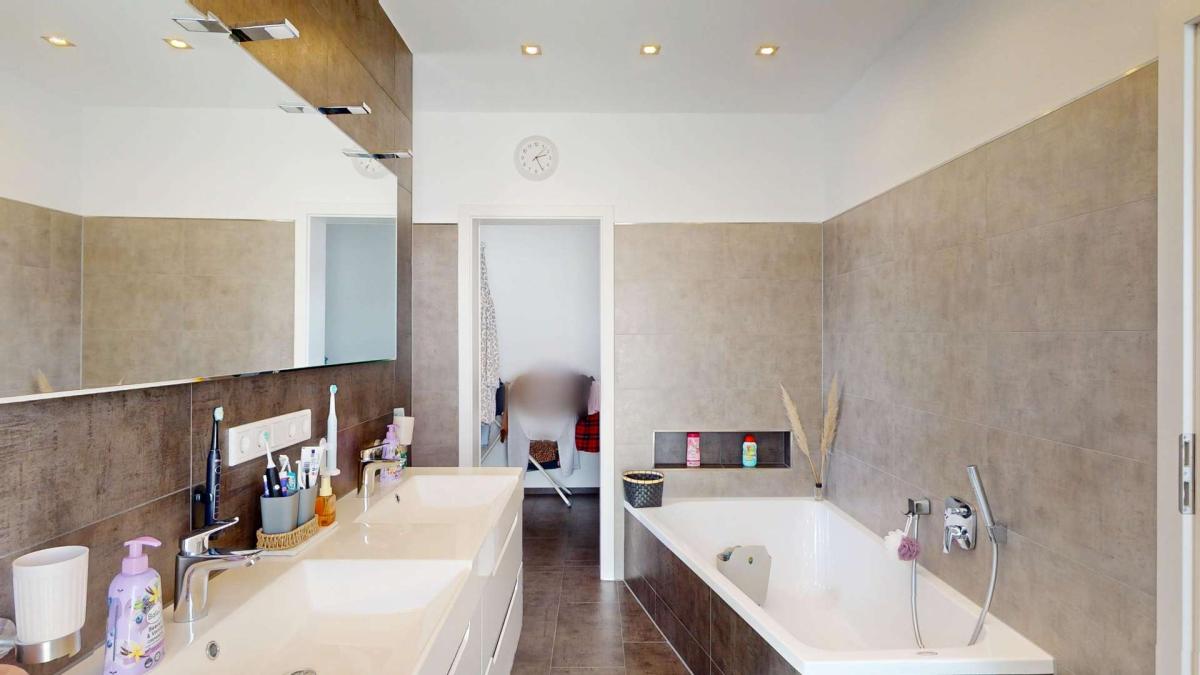 Badezimmer mit extra Waschraum